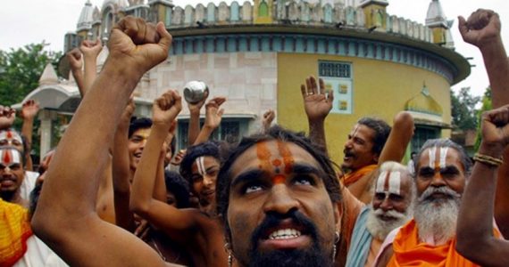 Hindus radicais invadem culto e espancam cristãos em igreja