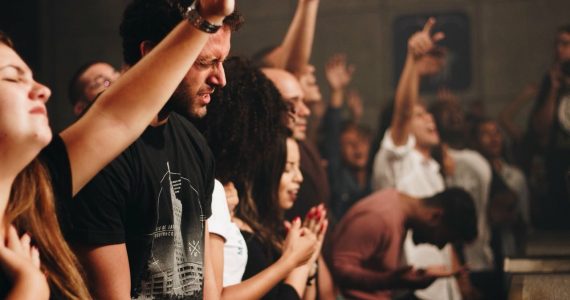 Estudo: jovens que oram têm mais saúde mental e prosperidade