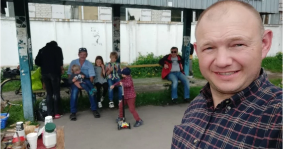 Ucrânia: em meio à guerra, pastor inicia igreja em ponto de ônibus
