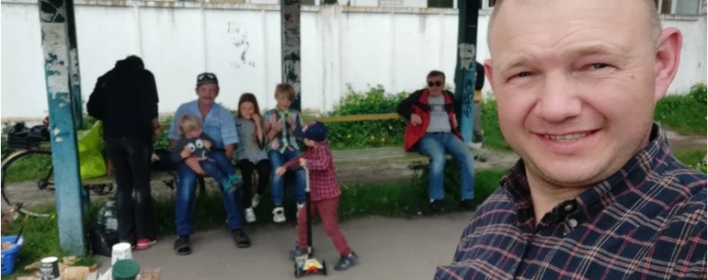 Ucrânia: em meio à guerra, pastor inicia igreja em ponto de ônibus