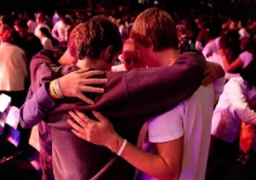 Jovens 'sem religião' superam católicos e evangélicos em SP e RJ