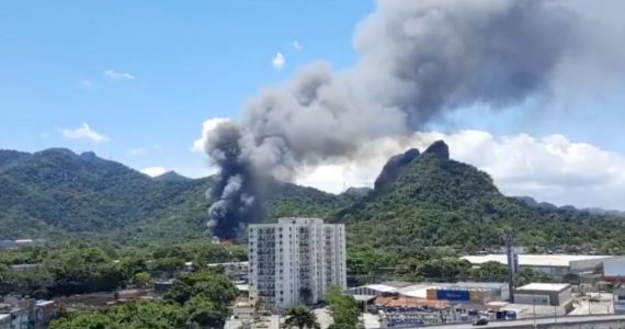 Vídeo: incêndio na Globo destrói galpão onde era filmada novela Todas as Flores