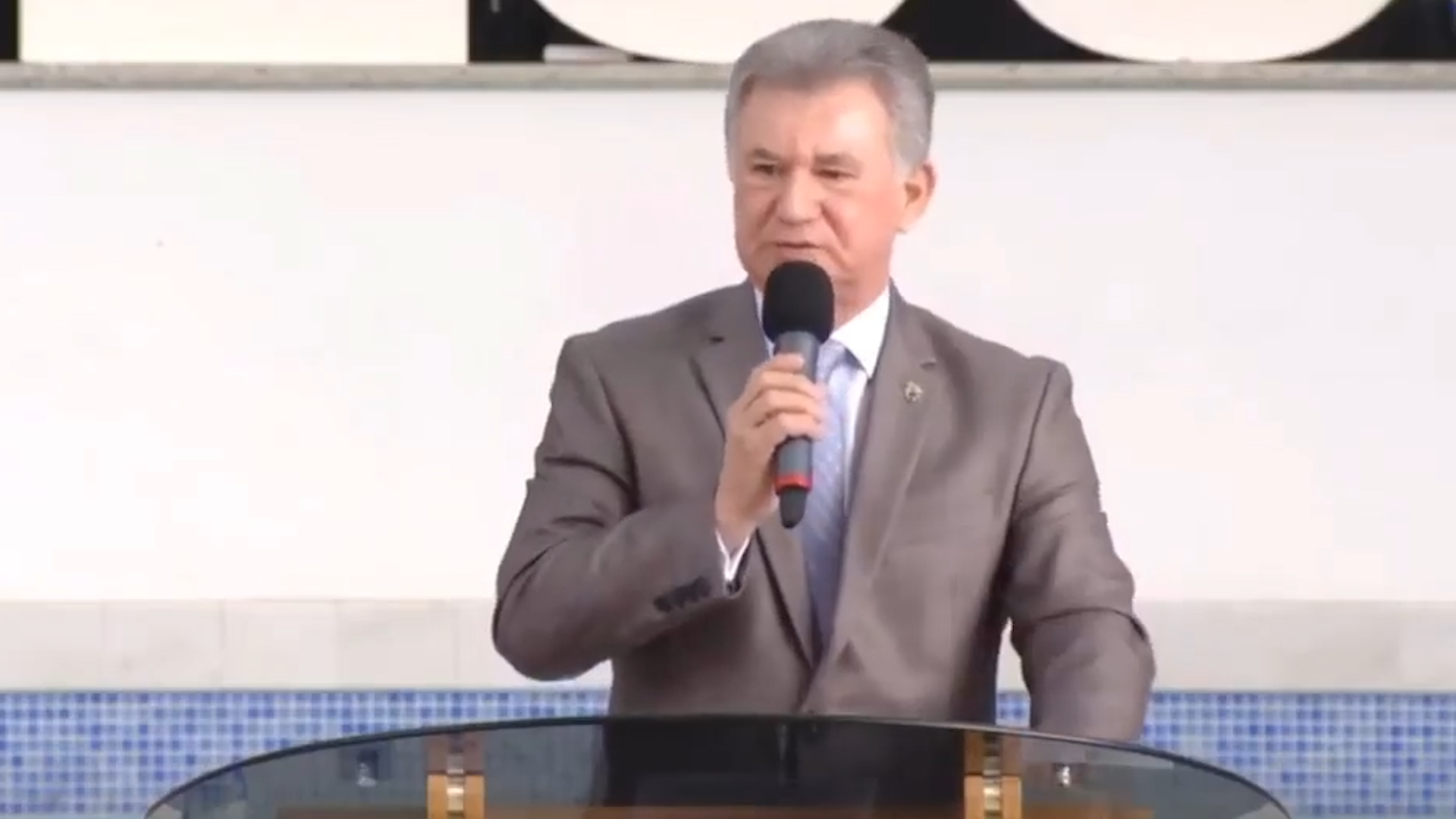 VÍDEO: Pastor Manoel Ferreira 'requebra' em cima de púlpito e