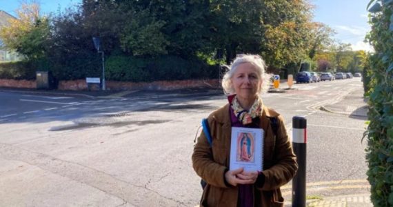 Ativista pró-vida impedida de orar em frente a clínica de aborto recorre à Justiça