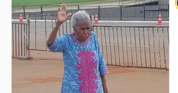 VÍDEO: idosa de 81 anos ora há dois meses pelo Brasil em frente ao QG do Exército