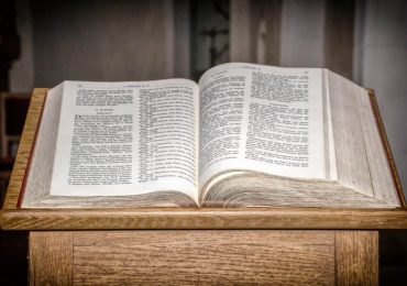 Ataques aos hinos: igreja progressista exclui referência a Jesus