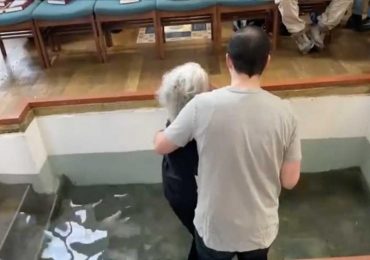 Com Parkinson, idosa se entrega a Jesus, é batizada e emociona