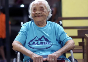 Com mais de 100 anos, idosa emociona ao se tornar intercessora