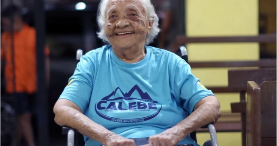 Com mais de 100 anos, idosa emociona ao se tornar intercessora
