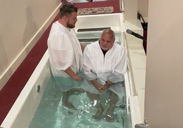 Abandonado pelos pais, pastor perdoa, discipula e batiza o seu pai