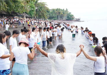 Centenas de batismos: igreja diz que seu avivamento dura 14 anos