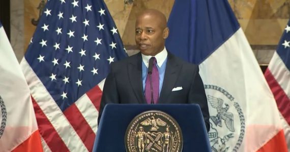 Prefeito de Nova York diz que foi um erro proibir orações nas escolas públicas