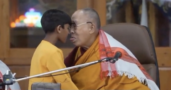 Dalai Lama beija a boca de menino e pede ‘chupe’ na língua