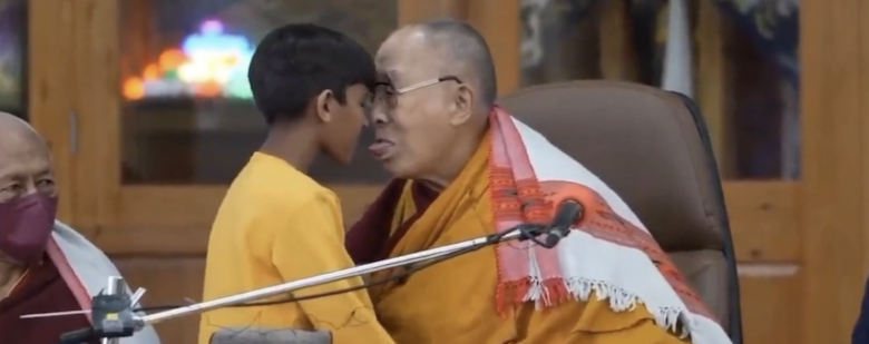 Dalai Lama beija a boca de menino e pede ‘chupe’ na língua