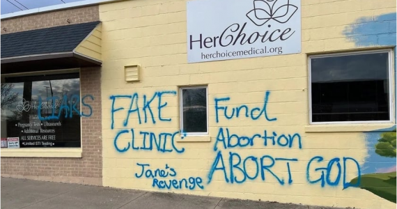 “Aborte Deus”: ativistas pró-aborto atacam grupo defensor da vida