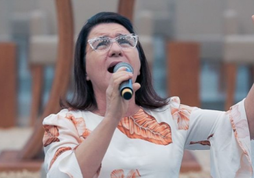 Cantora Eliã Oliveira está impedida de cantar em algumas igrejas