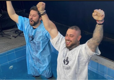 "Nascendo de novo em Cristo", diz Léo Stronda após se batizar