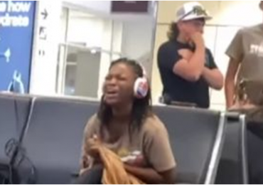 Mulher viraliza ao ignorar deboche por louvar a Deus em aeroporto