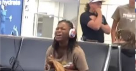 Mulher viraliza ao ignorar deboche por louvar a Deus em aeroporto
