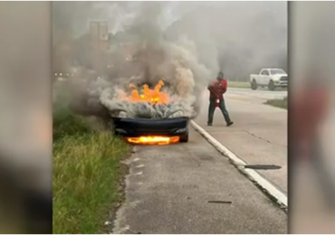 Mulher pula de carro em chamas e atribui livramento a Deus