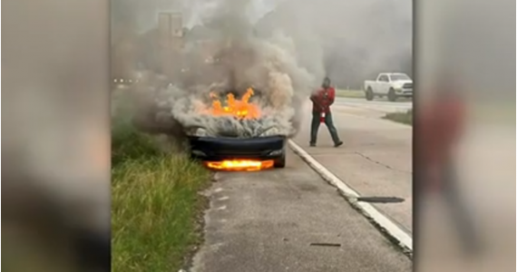 Mulher pula de carro em chamas e atribui livramento a Deus