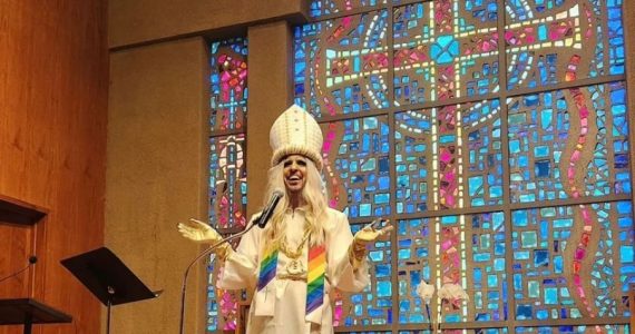 Igreja Presbiteriana de 200 anos realiza culto com ‘ministração’ de drag queen para crianças