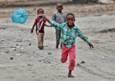 Missionários furam poços para socorrer vítimas da seca na África