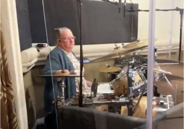 Com 72 anos, idosa viraliza ao tocar bateria durante louvor