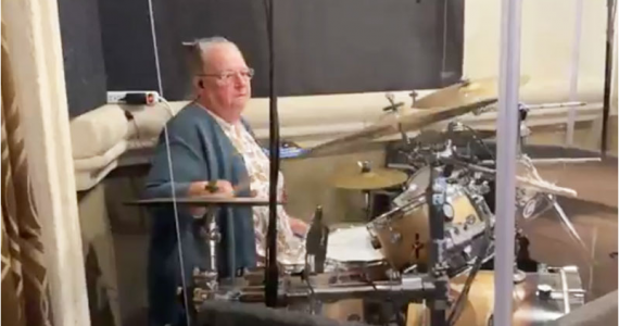 Com 72 anos, idosa viraliza ao tocar bateria durante louvor