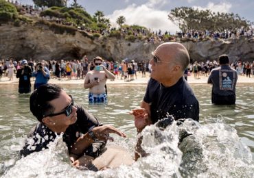 Após cruzada, 4.500 pessoas são batizadas nas águas em praia da Califórnia