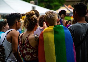 Pesquisa mostra que militantes LGBT querem punir quem tratar trans pelo sexo biológico