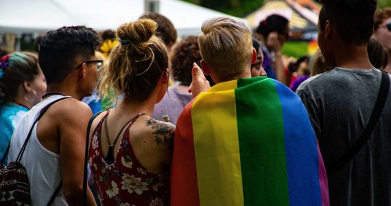 Pesquisa mostra que militantes LGBT querem punir quem tratar trans pelo sexo biológico