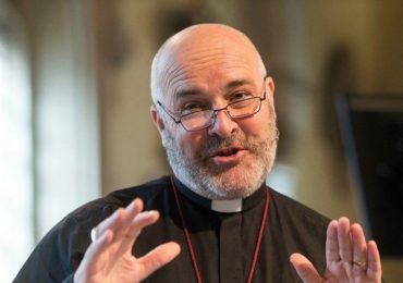Arcebispo anglicano diz que oração do Pai Nosso ofende pessoas que sofreram abusos