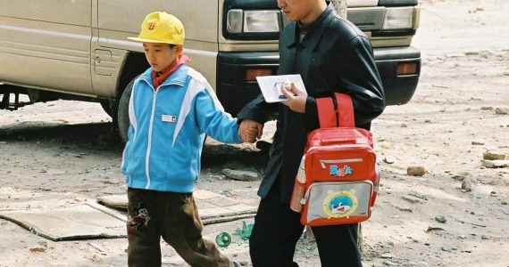 Para perseguir cristãos, China pressiona crianças nas escolas a entregar religião dos pais