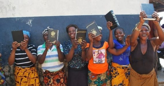 Levantamento indica que 35 milhões de pessoas receberam uma Bíblia em 2022