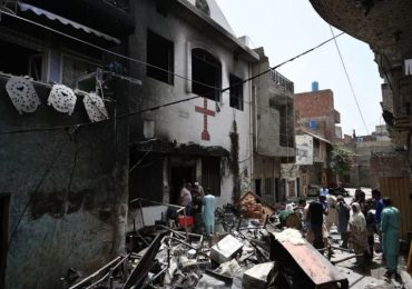 Cristãos no Paquistão cultuam a Deus nas ruínas das igrejas destruídas por muçulmanos