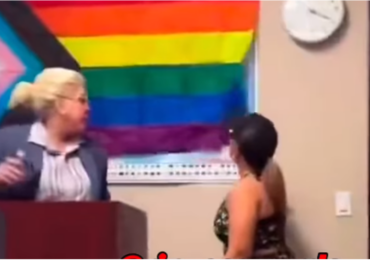 Vídeo: mãe vai à escola, confronta professora e arranca bandeira LGBT do quadro