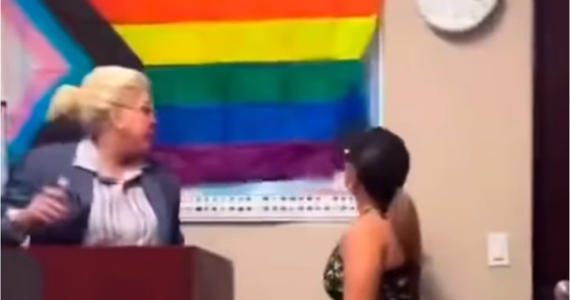 Vídeo: mãe vai à escola, confronta professora e arranca bandeira LGBT do quadro
