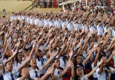 Mais de 600 alunos cantam louvor a Deus em formatura