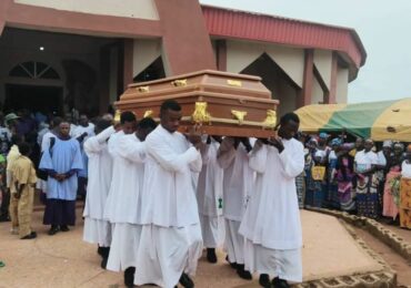 Extremistas ateiam fogo a igreja e seminarista nigeriano morre asfixiado