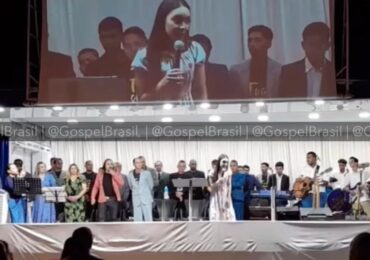 Vitória Souza bate-boca com pastor e abandona púlpito durante evento