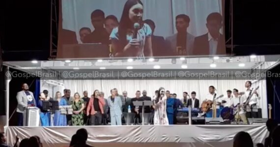 Vitória Souza bate-boca com pastor e abandona púlpito durante evento