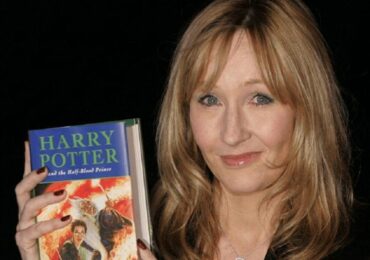 J. K. Rowling, autora de Harry Potter, diz que prefere passar 2 anos na cadeia do que chamar um homem de 'mulher'