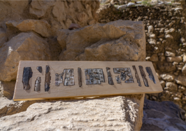Arqueólogos fazem descoberta rara de placas de marfim do período do Primeiro Templo