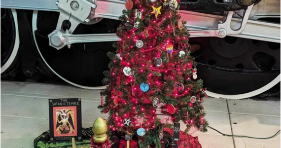 Alegando 'oportunidade educacional', Museu expõe árvore de Natal satânica