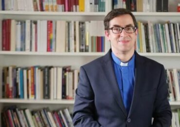 Capelão demitido e proibido de pregar por encorajar alunos a discordar da ideologia LGBT+