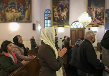 Igreja ‘clandestina' no Irã cresce e cristãos traduzem a Bíblia secretamente para evangelizar