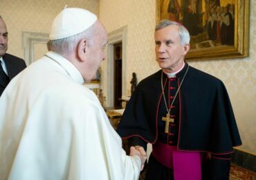Após autorizar batismos de trans, papa Francisco demite bispo conservador que o criticava