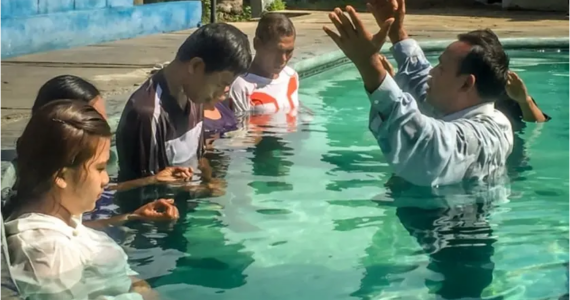 Dezenas de muçulmanos se entregam a Jesus e arriscam a vida em batismo escondido