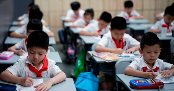 Em guerra contra o cristianismo, China usa a educação para afastar crianças da fé